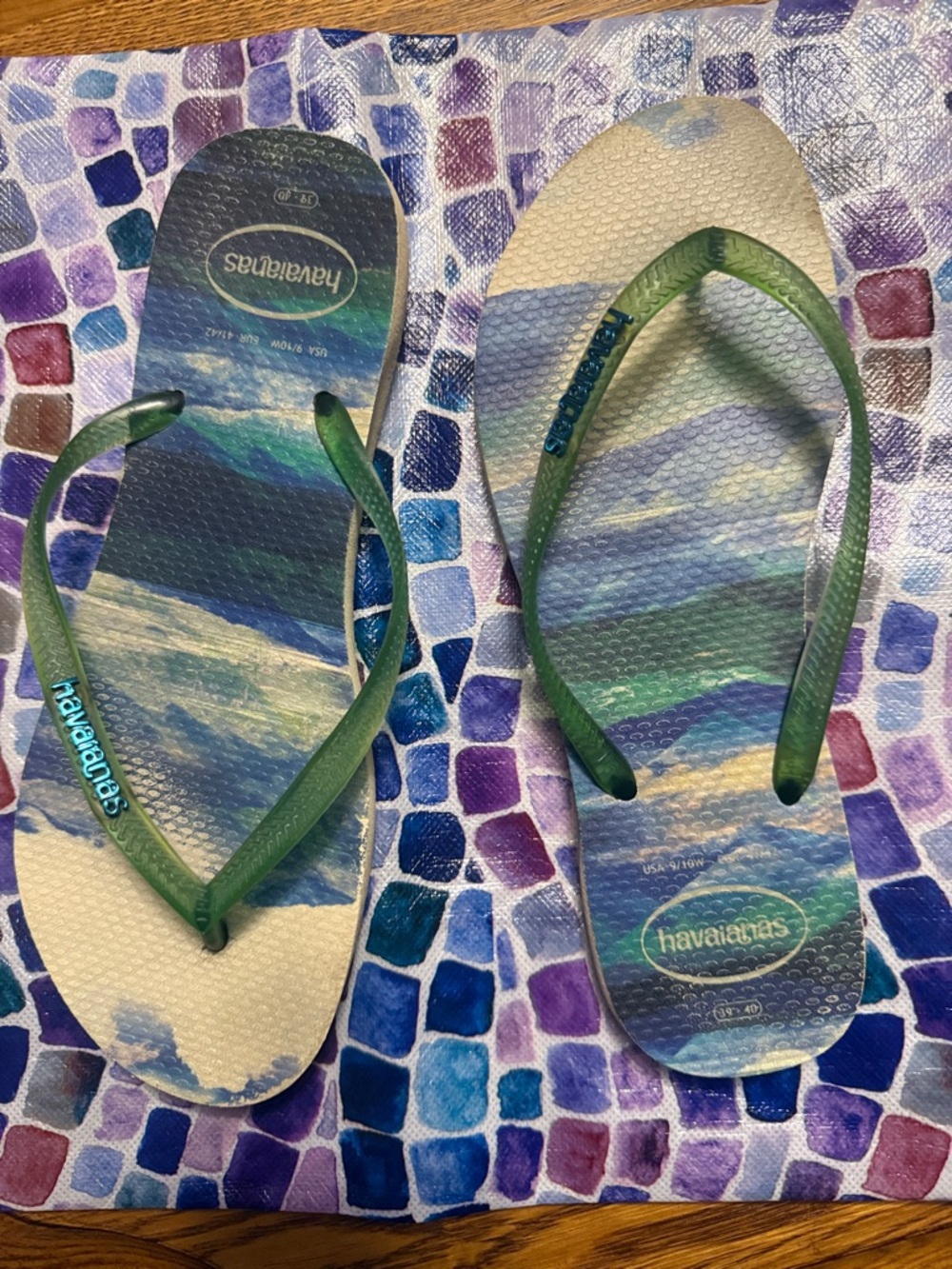 Havaianas Green-Strap Flip-Flops with Blue & Cream Wave Footbeds